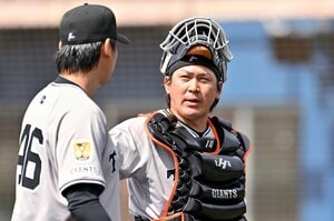 「今年は甲斐で行きます」阿部慎之助監督も明言…巨人はなぜ甲斐拓也捕手が必要だったのか？ “甲斐ノート”でデータ蓄積「本当に力を発揮するのは…」