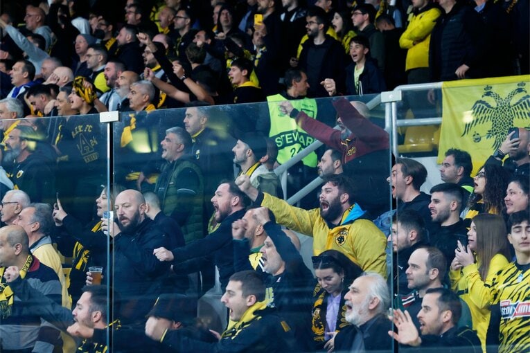 試合中は、野太い声援がスタジアムを包んでいた　©Daisuke Nakashima