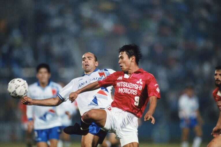 モネール（横浜フリューゲルス）とのマッチアップ　©︎Kazuaki Nishiyama