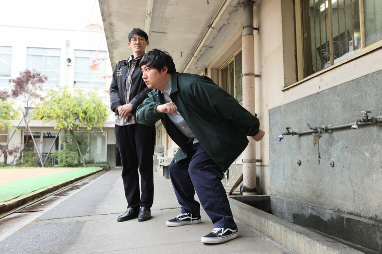 写真は競馬のジョッキーっぽいポーズをする兎