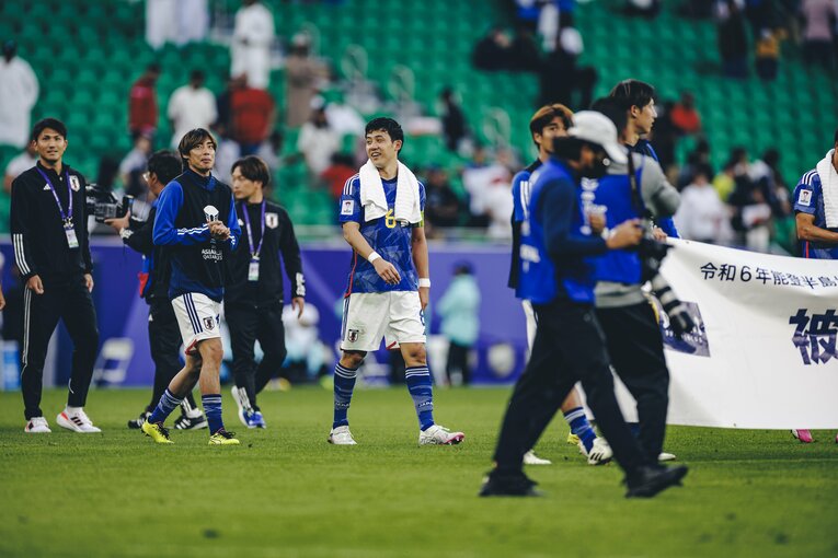 1月31日のバーレーン戦後、遠藤航と言葉をかわす伊東純也（1枚目／全2枚）©Kiichi Matsumoto