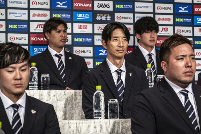 城石コーチ（中央）と牧原（左下）　©Takuya Sugiyama