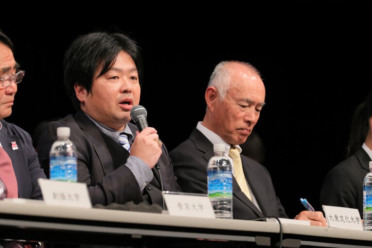 仙台育英を率いた後、現在は大東大の監督を務める真名子圭監督 ©BUNGEISHUNJU