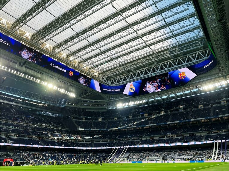 天井部を取り囲むように設置された最新鋭の360度ビデオモニター。直近のCLマンC戦では使用されずクラシコでお披露目に