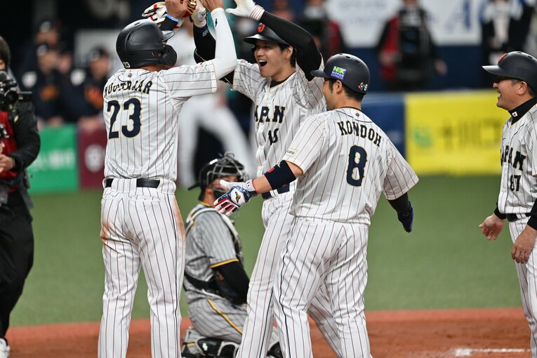 阪神戦での大谷と近藤、ヌートバー　©Naoya Sanuki
