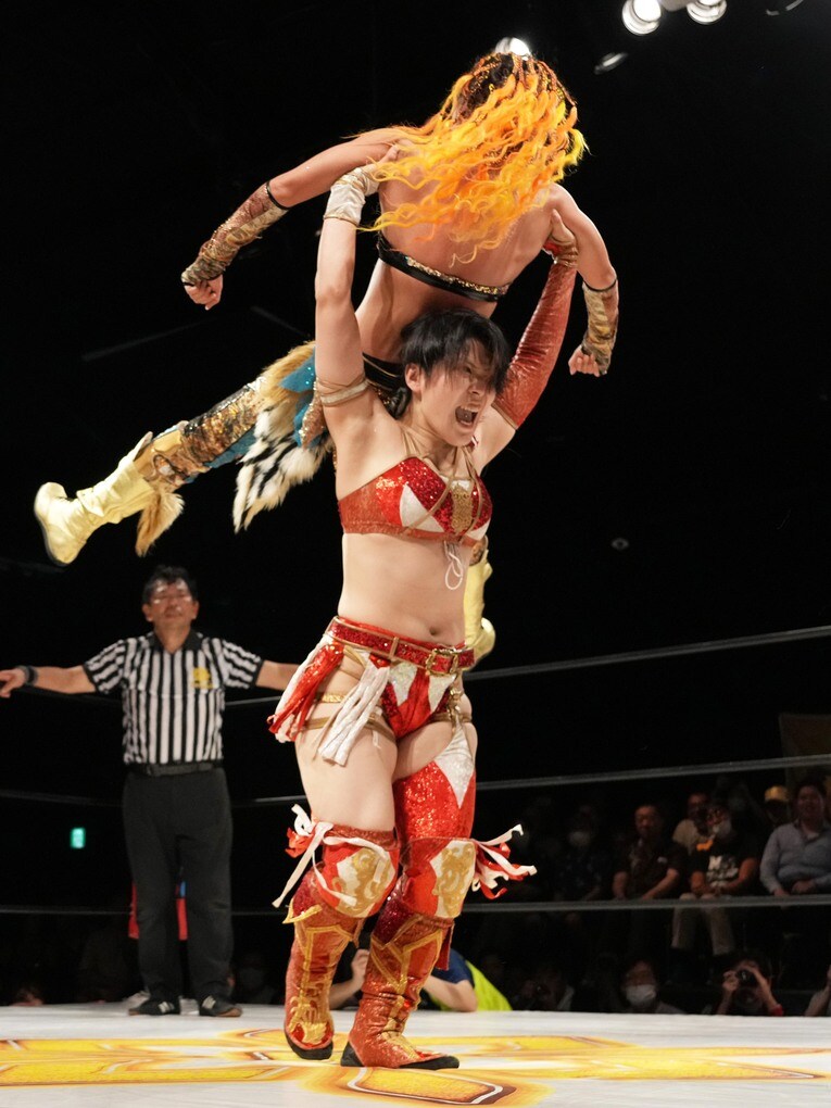 ジュリアにハイジャックボムを見舞う林下詩美　©Essei Hara