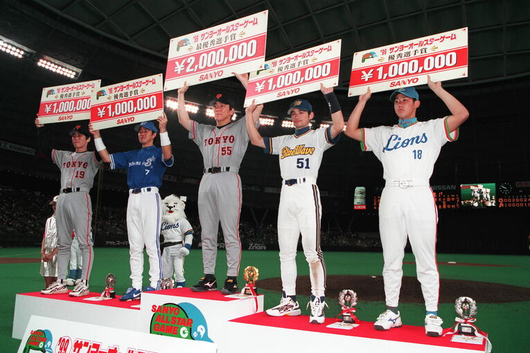 1999年、日本のオールスターで。最優秀選手賞の松井、優秀選手賞のイチロー　©JIJI PRESS