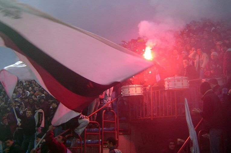 潜入写真！無法ウルトラスの実態。スタジアム内を包む炎に発煙筒……。(6) ／ photograph by Takashi Yuge