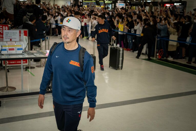 帰国時の空港の様子。休む間もなくロッテの新監督としてペナントレースに挑む　©︎Shiro Miyake