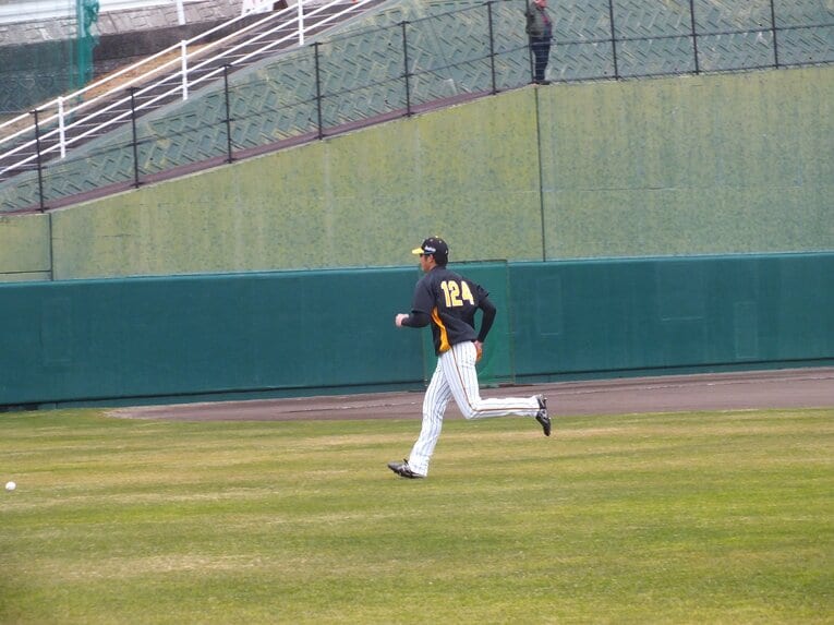 脳腫瘍からの復帰を目指し、育成の背番号「124」をつけて練習に取り組んでいた　©︎Mayumi Doi