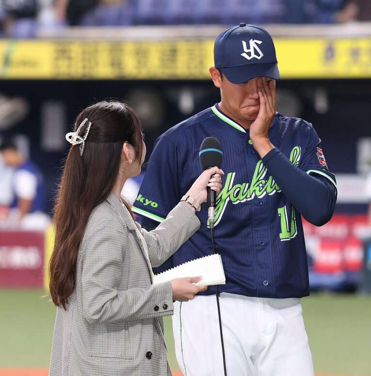 ヒーローインタビューで思わず涙を流す奥川　©︎JIJI PRESS