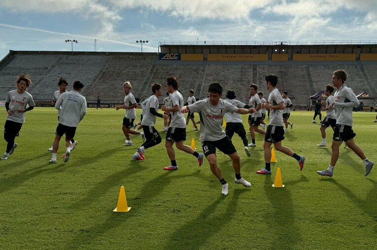 日本代表練習での遠藤（中央）ら　©Yusuke Mimura