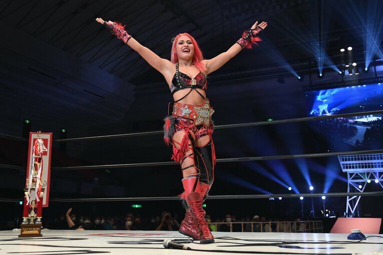 鈴季すずに勝利した赤いベルトの王者ジュリアは、歓声に笑顔で応えた