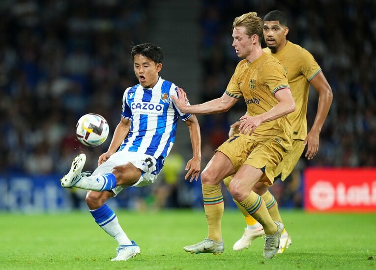 バルセロナのフレンキー・デヨングと対峙する久保 ©︎Getty Images