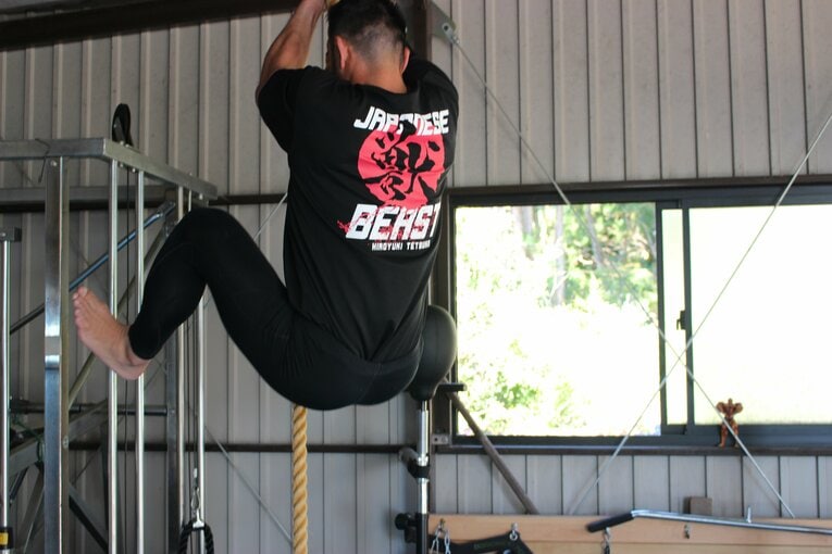 腕の力だけで行う綱登りトレーニング（3枚目／全3枚）©Number Web