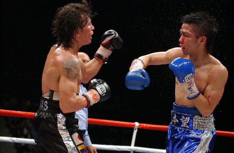 激しく流血しながらエドウィン・バレロと渡り合う本望信人　©Mikio Nakai/AFLO