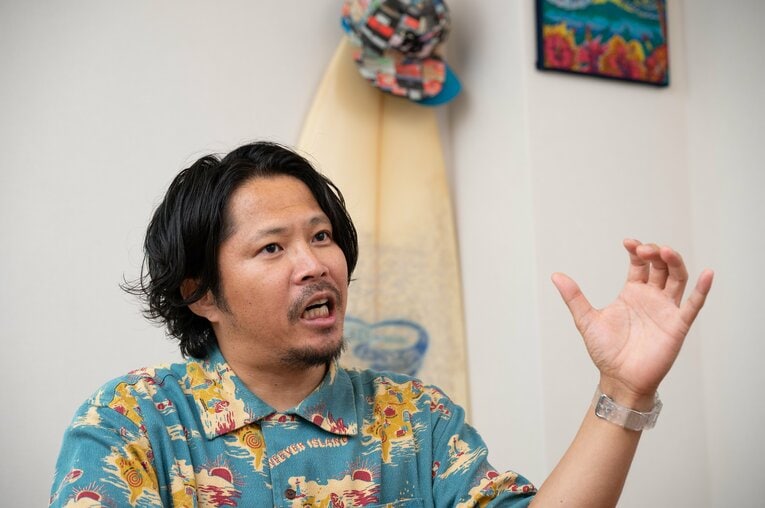 かつては野球専門誌でも仕事をしていたというクロマツさん（2023年撮影）　©Tadashi Hosoda