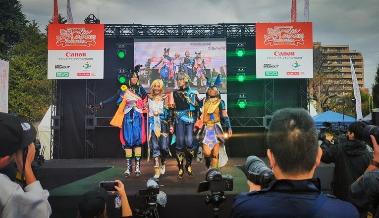 人気キャラクターのコスプレに身を包む「蓮弥」としての絹川さん／本人提供