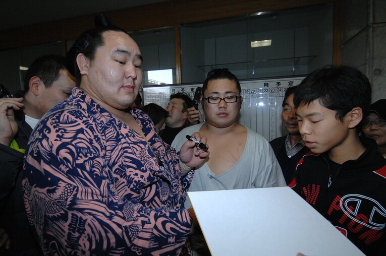 巡業でサインの神対応　©BUNGEISHUNJU