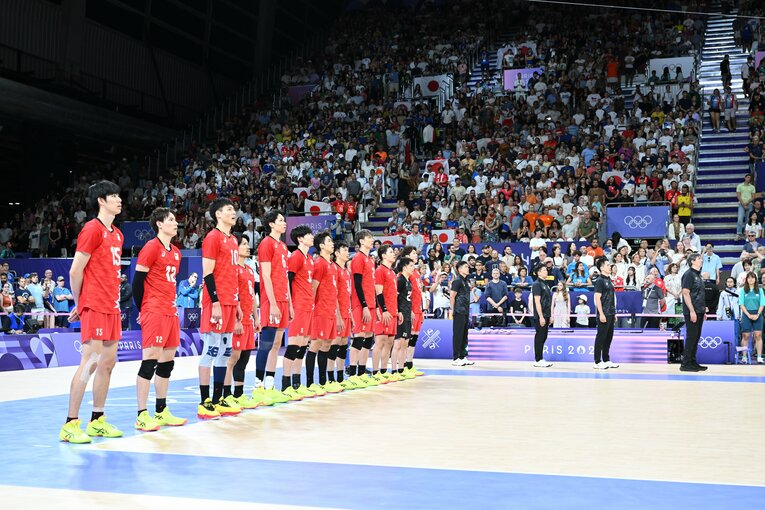 パリ五輪準々決勝のイタリア戦に臨むバーレボール日本代表の選手たち（左から4番目が小野寺）©︎JMPA