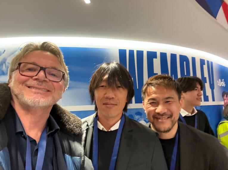 【ウェンブリー、テレビに映らなかった日本代表レア写真】中村俊輔、岡崎慎司との3ショット（写真は右に続きます）　※トルシエ氏提供