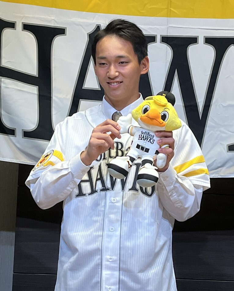 11月、ソフトバンクとの仮契約を終えた前田悠伍　©JIJI PRESS