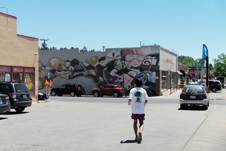 ヘアカットのあと、娘さんとの撮影のために自転車屋へ　©Shota Matsumoto