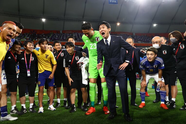 カタールW杯ドイツ戦後、選手たちを労い、次戦へ向けて鼓舞する森保監督　©︎JFA/AFLO