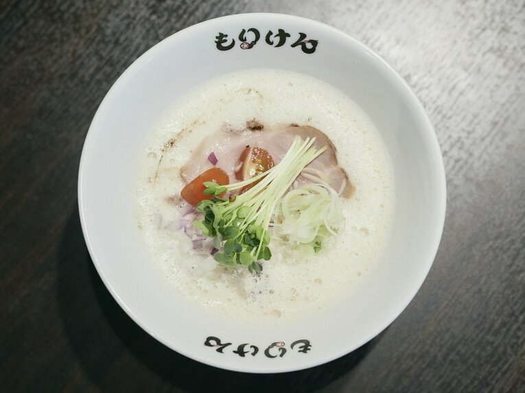 看板メニューである『とりぱいたん』（900円）。麺によく絡む大山鶏を使った濃厚クリーミーなスープは絶品。チーズ＆ごはんをついたセットがおすすめ　©︎Yuki Suenaga