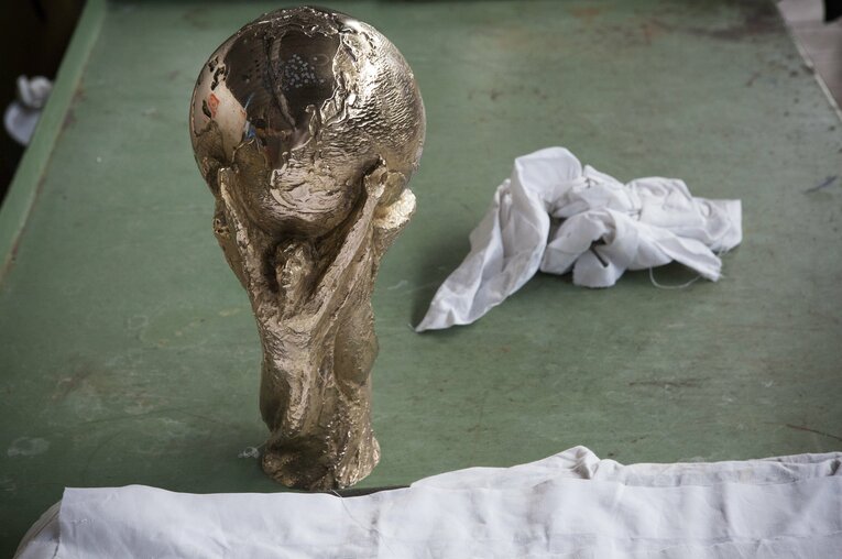 W杯トロフィー「門外不出の製造過程」を特別に撮った…4代目女性社長いわく「情熱が工房の隅々にまで息づいています」(24)