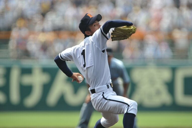 高校時代の島袋洋奨（2010年夏の甲子園準決勝／報徳学園戦）©Hideki Sugiyama