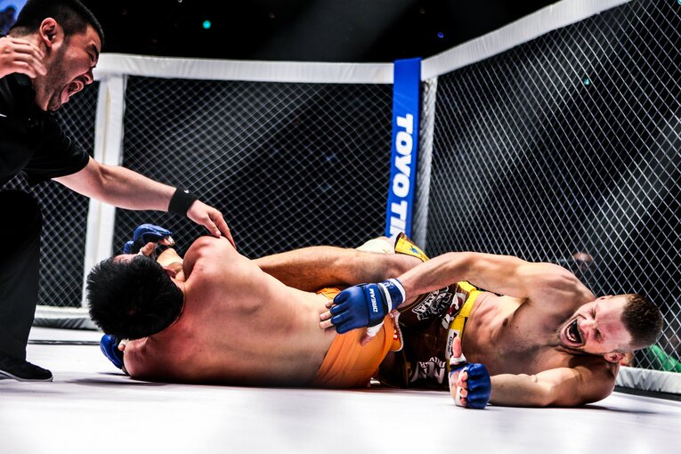 鮮やかな膝十字固めが極まり、痛みのあまり絶叫しながらタップするガレシック