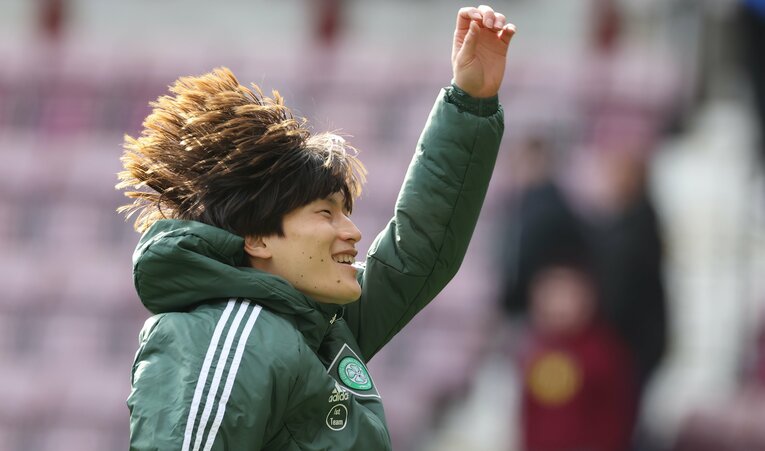 めっちゃはしゃぐ古橋　©JIJI PRESS