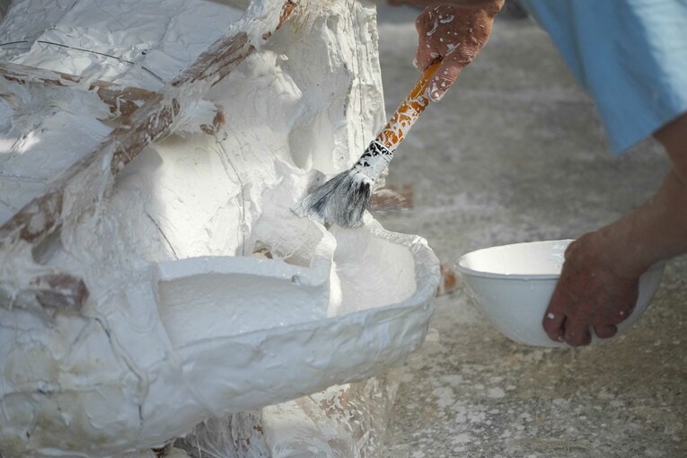 内側に石膏が塗られていく