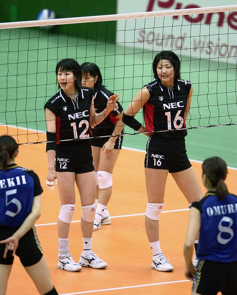 NEC時代の浦田聖子（背番号12）。右は大友愛　©JIJI PRESS