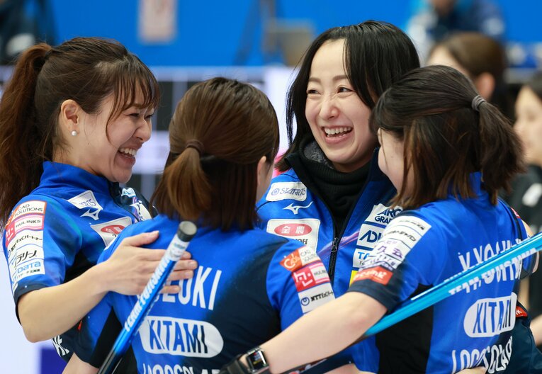 日本選手権2025にて喜びを分かち合うロコ・ソラーレの選手たち【スワイプするとそのほかの現地カットもご覧になれます】　©JIJI PRESS