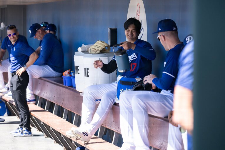 ベンチでの様子　©Nanae Suzuki