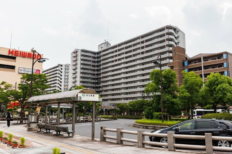 駅東口には頑丈そうなマンションが立ち並ぶ
