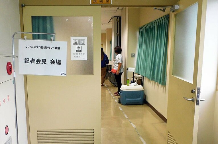 広島育成1位・小船翼のドラフト会見が行われた知徳高校。会議室が使用された　©Jun Aida