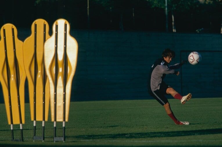 セリエAレッジーナ時代、フリーキックの個人練習に励む中村俊輔 ／ photograph by Naoya Sanuki