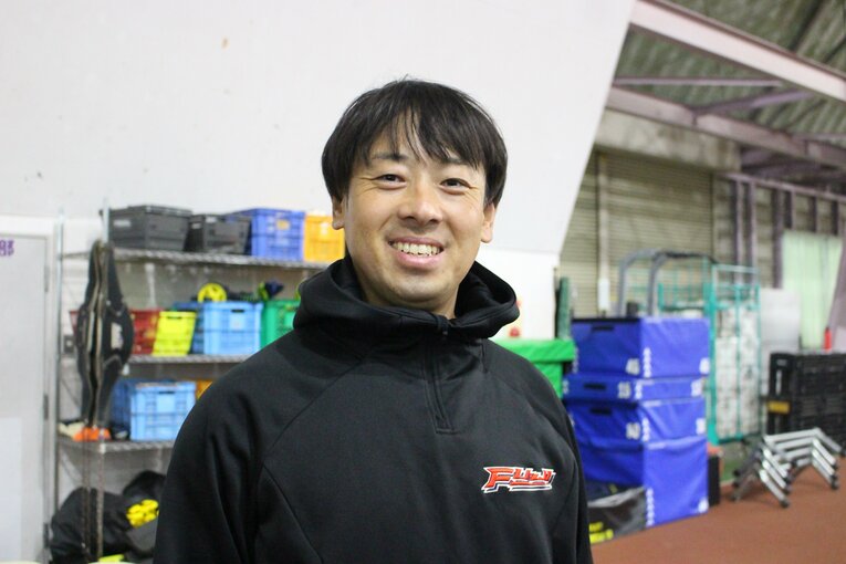 39歳の若さで富士大を率いる安田慎太郎監督　©NumberWeb