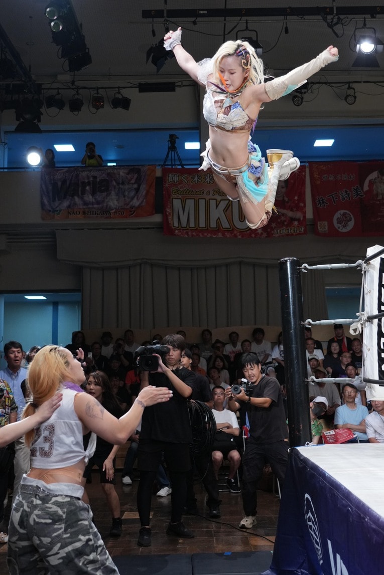 Mariaにプランチャを放つビクトリア弓月　©Essei Hara