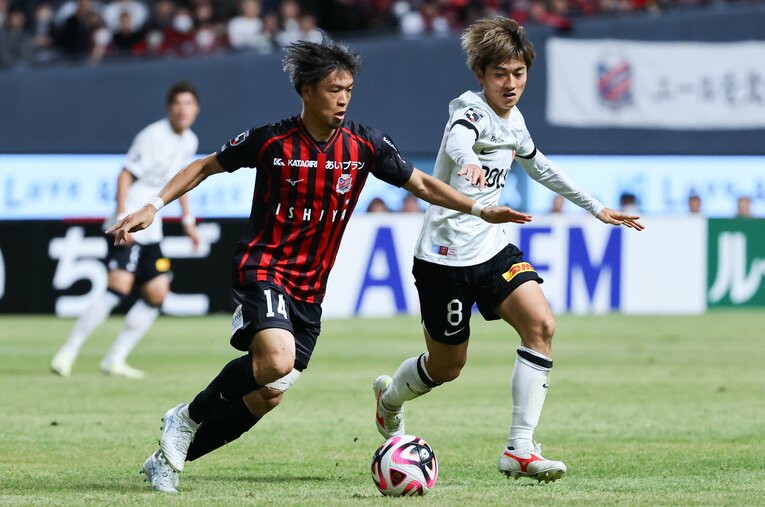 駒井善成とデュエルする小泉　©J.LEAGUE