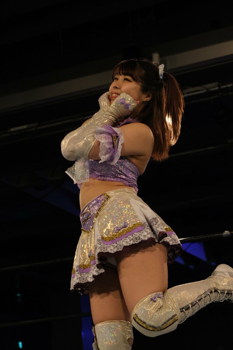 挑戦者の石川はレスラー3人でアイドルユニット「KISSmeT PRINCESS」としても活動