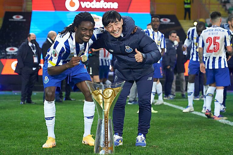 2020年12月、ポルトガルスーパー杯制覇をチームメートと喜ぶ中島翔哉。再びのチャンスを得るためには、とにかくUAEの地で結果が欲しい ／ photograph by Getty Images