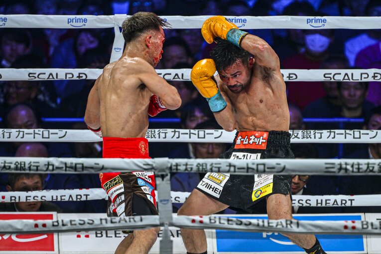 堤聖也vs.比嘉大吾。2月24日、有明アリーナ　©Takuya Sugiyama