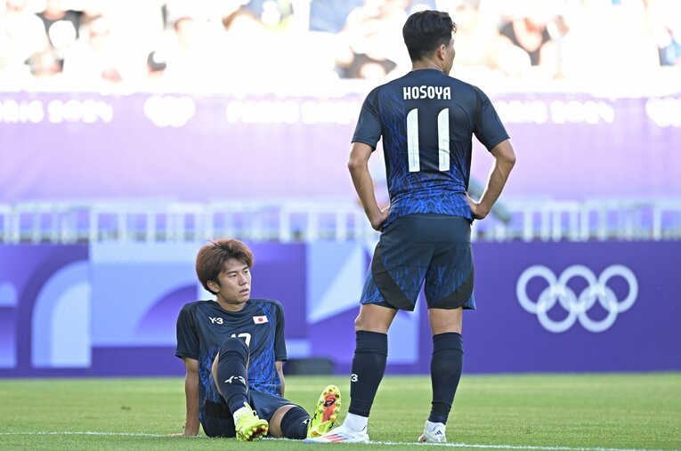 パラグアイの選手の悪質なファウルを受けて、倒れ込む平河（全4枚中の1枚目）　©Takuya Kaneko/JMPA