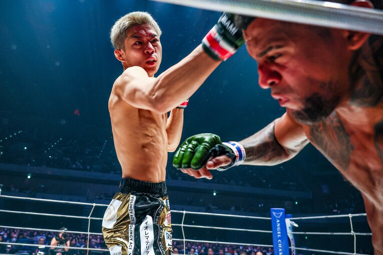 秋元強真の強烈なパンチで崩れ落ちるパッチー・ミックス　©RIZIN FF Susumu Nagao