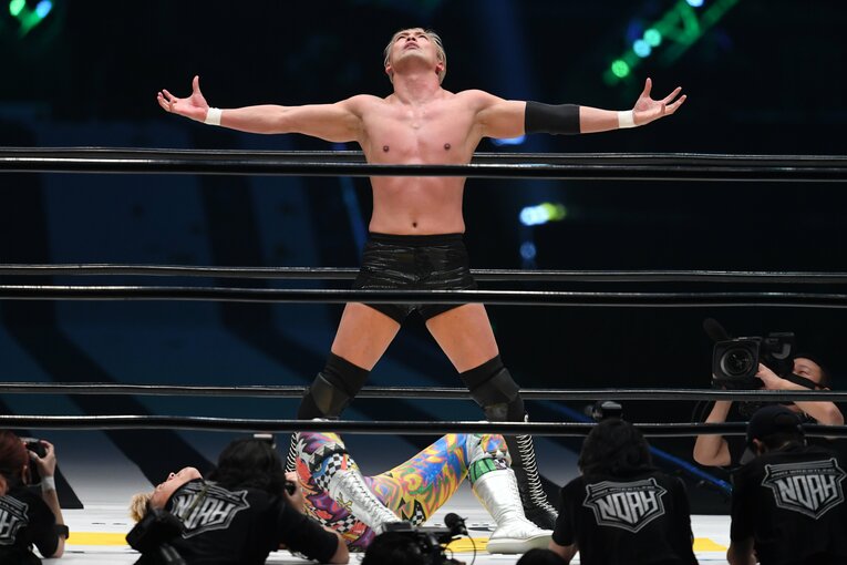 試合開始から5分足らず、オカダ・カズチカは早々にレインメーカーポーズを披露した