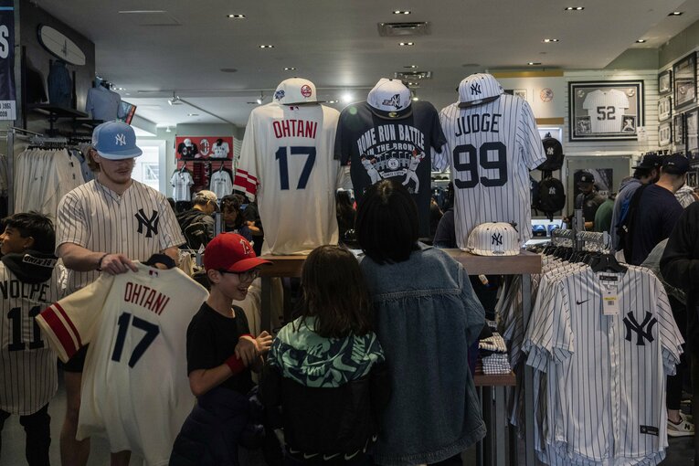 ヤンキースタジアム内のグッズショップに置かれた大谷翔平とジャッジのTシャツ　©︎The New York Times/Redux/AFLO